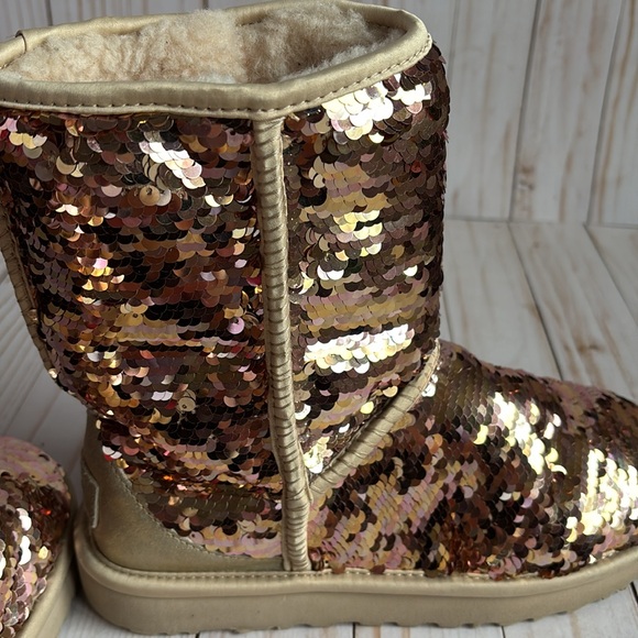 Women’s UGG Classic Short Sequin Boot gold, size 8 - Picture 7 of 8